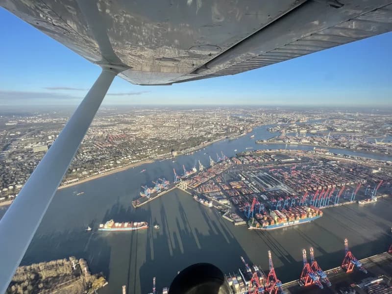 Blick aus dem Cockpit eines Sportflugzeugs