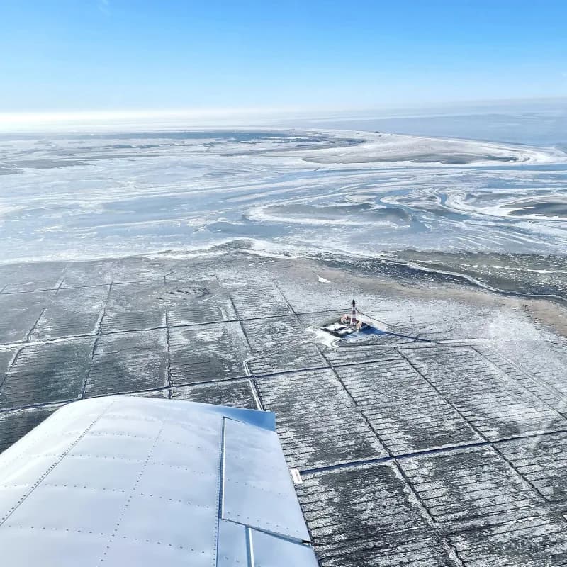 Flugplatz mit geparkten Leichtflugzeugen